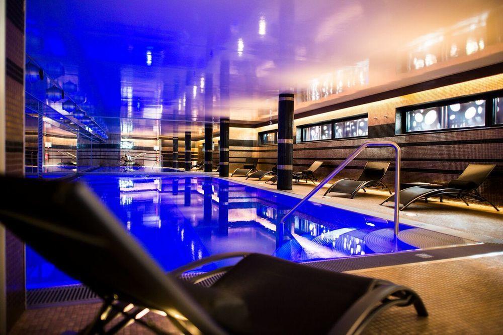 L'Hermitage Gantois, Autograph Collection Lille Bagian luar foto The swimming pool at the hotel