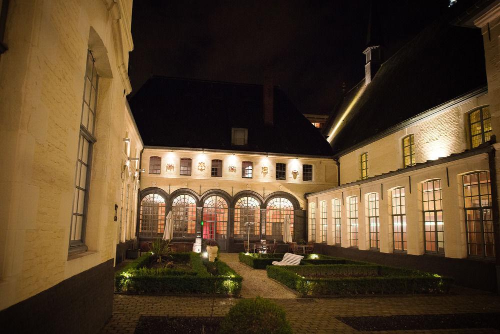 L'Hermitage Gantois, Autograph Collection Lille Bagian luar foto The courtyard of the museum