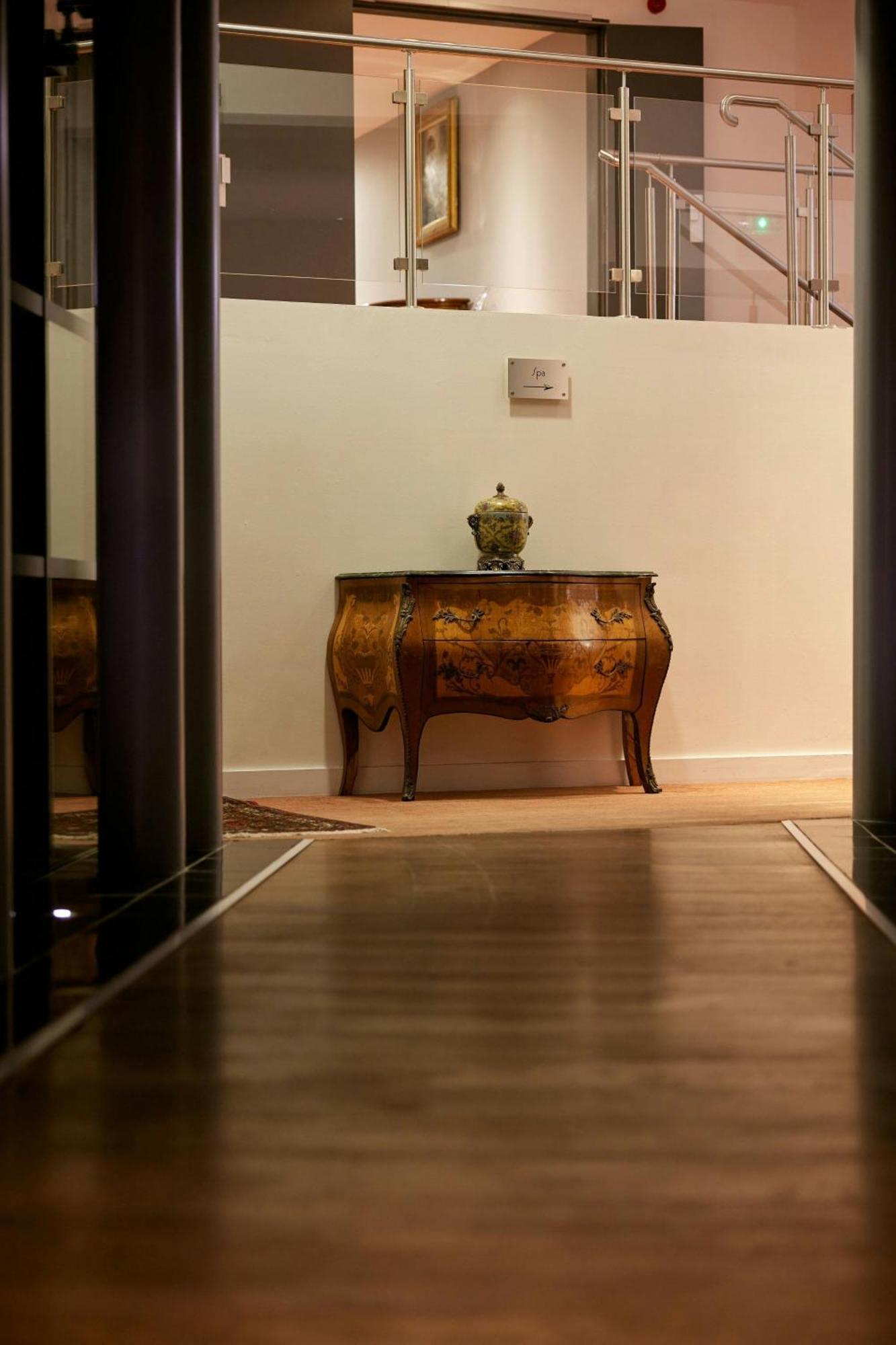 L'Hermitage Gantois, Autograph Collection Lille Bagian luar foto A console table