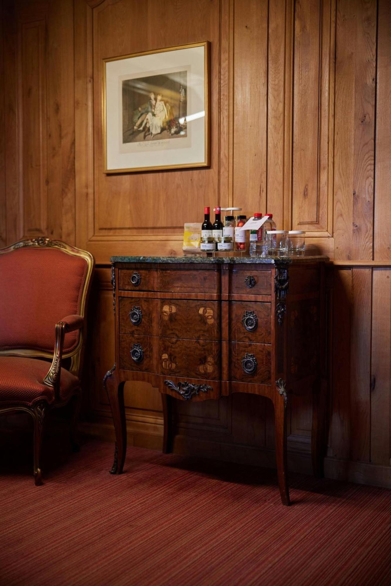 L'Hermitage Gantois, Autograph Collection Lille Bagian luar foto A small bar in a hotel room