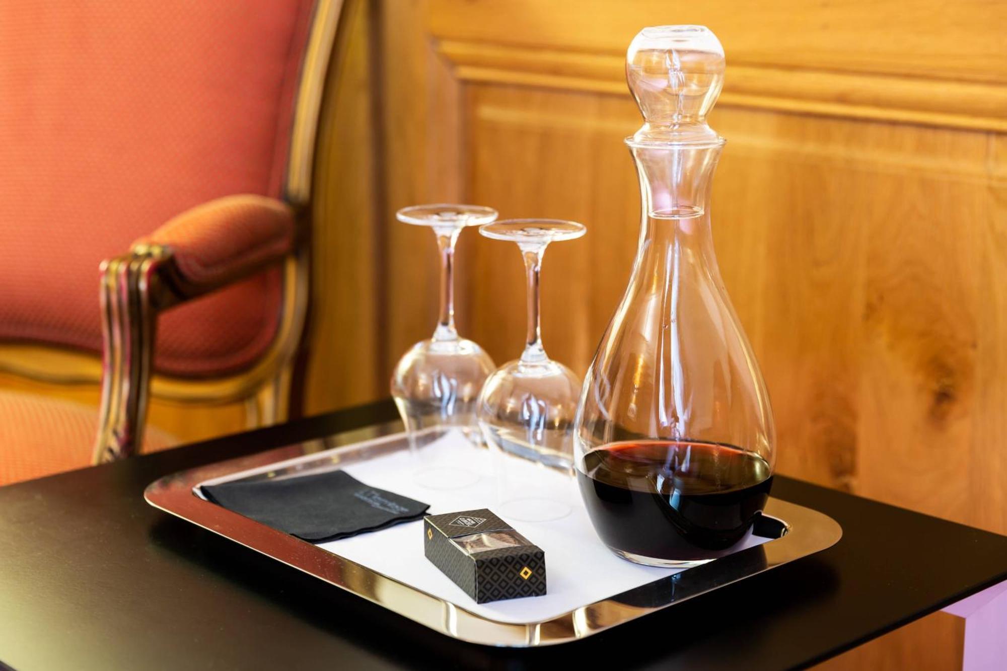 L'Hermitage Gantois, Autograph Collection Lille Bagian luar foto A decanter of wine